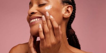 Brasileiras gastam, em média, R$ 237 com produtos de skincare anualmente