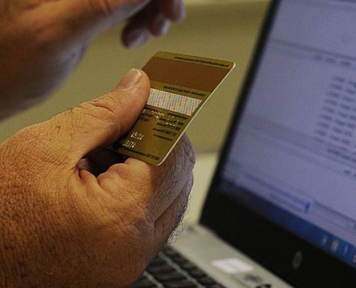 Em cada dez brasileiros, dois foram vítimas de fraudes nos últimos 12 meses, mostra levantamento CNDL/SPC Brasil