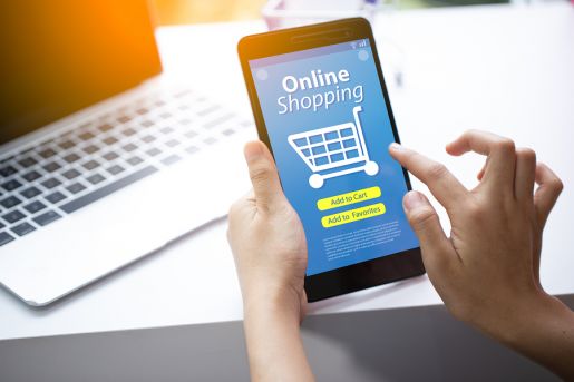 Celular vira principal canal de compras das classes D e E, que lideram intenção de consumo