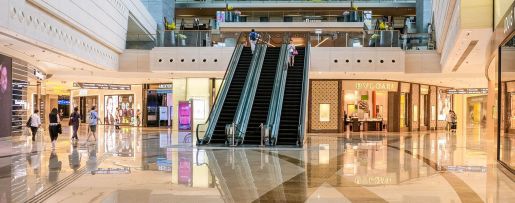 Shoppings têm queda no fluxo de visitas, enquanto lojas de rua registram aumento em abril