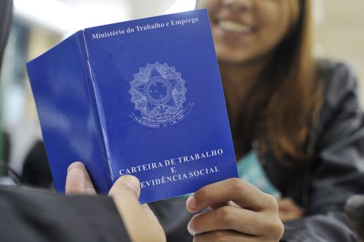 Desemprego cai em novembro puxado pelo comércio; criação de vagas formais é a maior desde 2014
