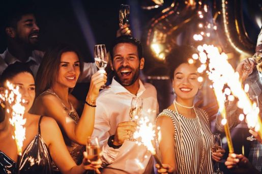 Entre os brasileiros que irão comemorar o Réveillon, 54% pretendem usar roupa nova, mostra pesquisa CNDL/SPC Brasil